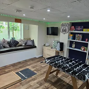  Apartment Modern Ground Floor, 2 Bedroom Apartment, With Games, Chill Out